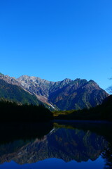 初秋の上高地。大正池に映る穂高連峰。松本、長野、日本。10月上旬。