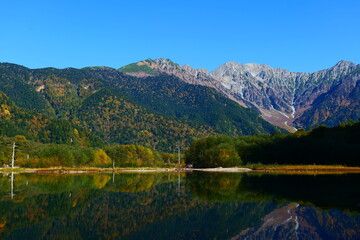 初秋の上高地。大正池に映る穂高連峰。松本、長野、日本。10月上旬。
