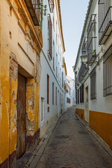 Fototapeta premium Narrow Cobblestone Alleyway in the Historic Jewish Quarter of Cordoba, Spain