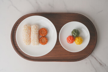 한국 명절 전통 간식 약과와 송편과 우드 트레이