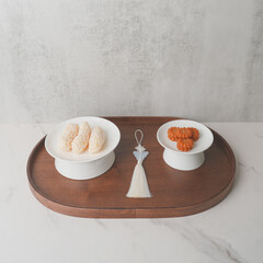 한국 명절 전통 간식 약과와 한과와 장식품, 우드 트레이