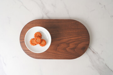 한국 명절 전통 간식 약과와 우드 트레이