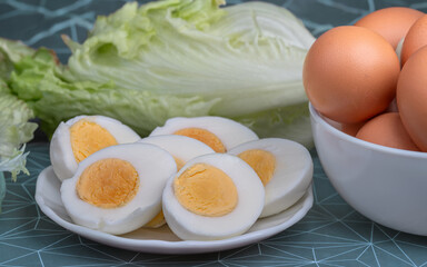 oeufs durs coup&eacute;s en deux sur assiette