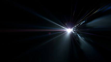 Heller Lichtstrahl mit Lens Flare auf schwarzem Hintergrund. Dramatischer Sterneneffekt mit Regenbogenreflexion – Symbol für Energie, Hoffnung, Spotlight oder spirituelles Leuchten.