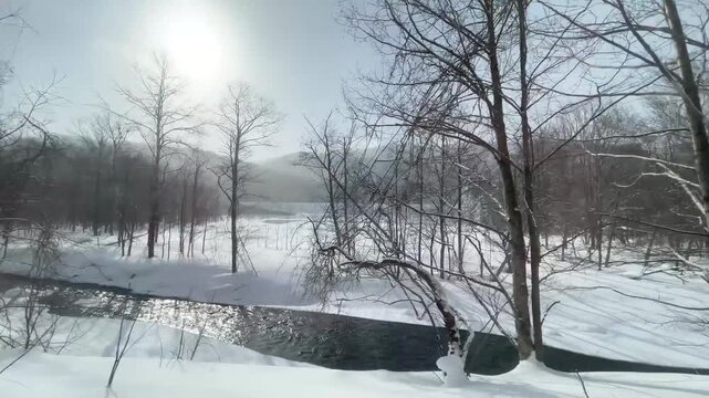 一面の銀世界、北の大地を走る特急オホーツクの車窓