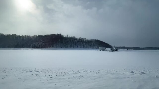 一面の銀世界、北の大地を走る特急オホーツクの車窓