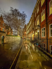 Naklejka premium walking around cenral London in the pouring rain AENgland UK
