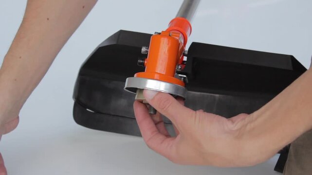 Installing a cutting head on a brushcutter, Preparing the brushcutter for work, installing the head.