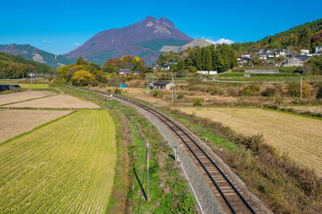 晴れの日の由布岳