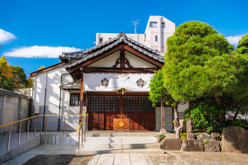 東京都新宿区 早稲田・龍泉院の本堂と青空