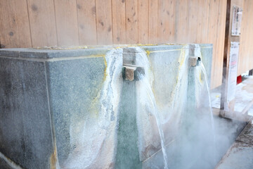 草津温泉の手湯と立ち上る湯けむり