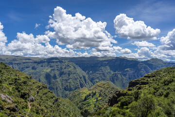 Obraz premium Rugged Rock Formations in the Andean Mountains at Waqrapukara, Peru
