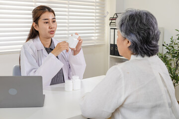 Obraz premium Clinic appointment for elderly healthcare, doctor educates patient about prescription adherence, dosage routine, medication safety, symptom monitoring, treatment progress, and follow-up evaluation.