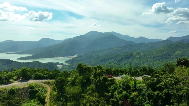 Vista panorámica de montañas verdes y embalse en República Dominicana