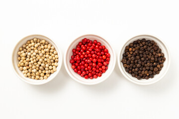 白背景に黒胡椒と白胡椒とピンクペッパー