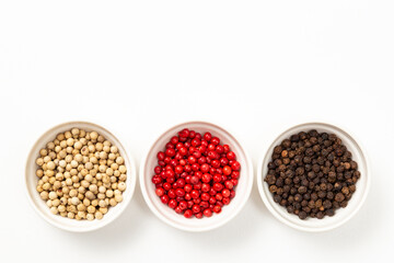 白背景に3種類の胡椒