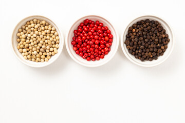 黒胡椒と白胡椒とピンクペッパー