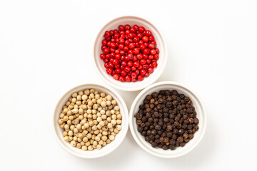 白背景に黒胡椒と白胡椒とピンクペッパー
