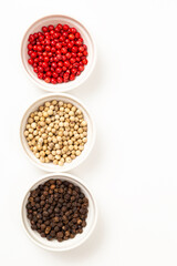 白背景に黒胡椒と白胡椒とピンクペッパー