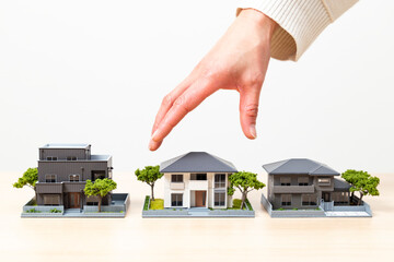 住宅を選ぶ女性の手