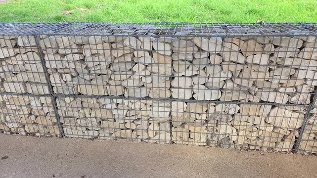 Mur en gabions dans le jardin