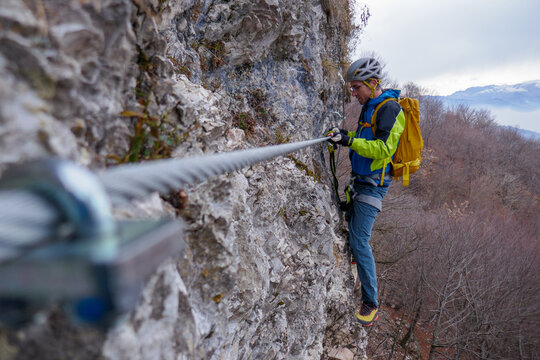 Alpinista su una via ferrata