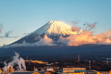静岡県富士市 早朝の朝焼けに染まる「赤富士」と工場地帯の風景