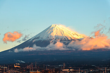 静岡県富士市 早朝の朝焼けに染まる「赤富士」と工場地帯の風景