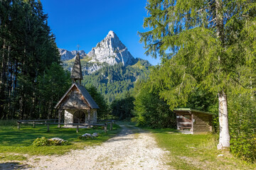 Blick auf den Geiselstein mit Wankerfleck Kapelle bei Halblech 