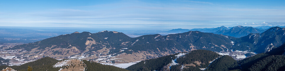 Winterpanorama mit wenig Schnee von Oberammergau nach Unterammergau