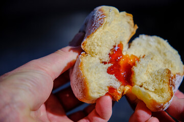 Krapfen in der Hand aufgebrochen