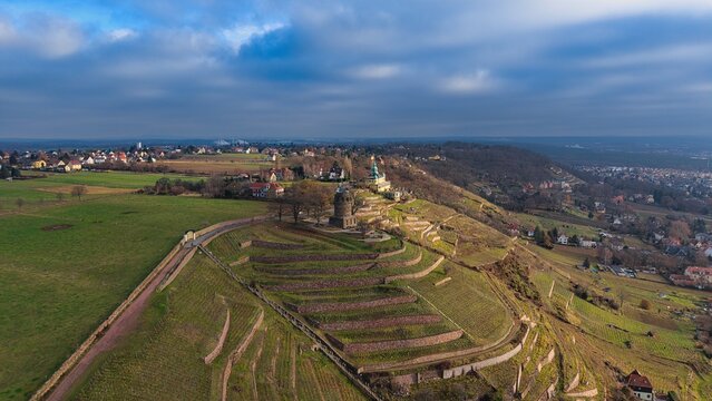 Radebeul, Bismarckturm, Spitzhaus und Weinberge