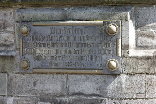 Drachenburg, Steintafel an der Burgmauer