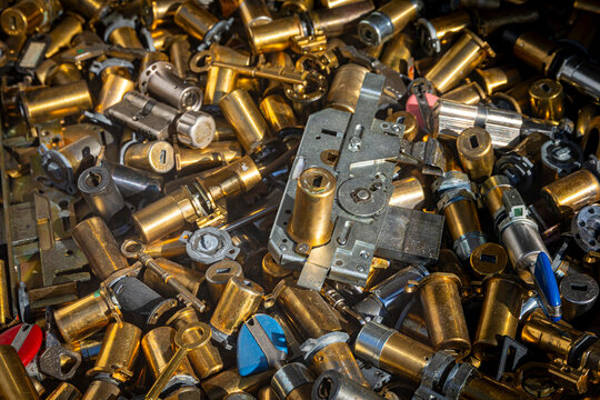 Tas of different front door locks