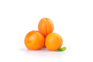 Fresh Chinese Apricots from Shandong Yantai and Shaanxi Qinling Provinces with Mint Leaf