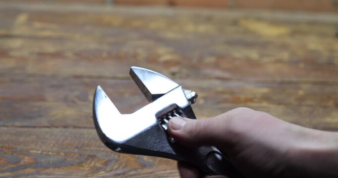 Adjusting the adjustable wrench. Video with sound.