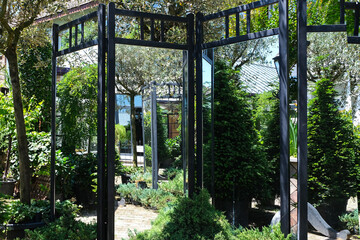 Fototapeta premium Modern Garden Design with Mirrored Screen for Landscaping
