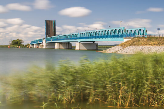 Zecheriner Br&uuml;cke von Usedom &uuml;ber der Peene an der Ostsee in einer Langzeitbelichtung