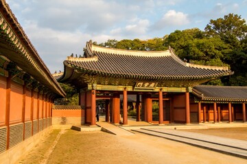 Fototapeta premium Traditional Korean Palace Architecture in Autumn, Seoul