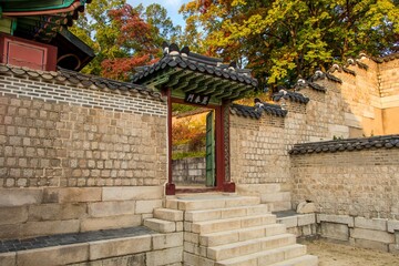 Fototapeta premium Traditional Korean Palace Architecture in Autumn, Seoul