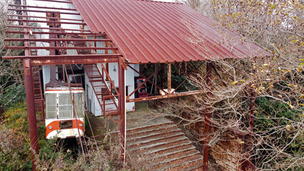 船原山の登山道付近に残るロープウェイ跡
