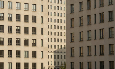 Fototapeta premium cityscape repetitive windows subtle shadows structured building facades serene urban