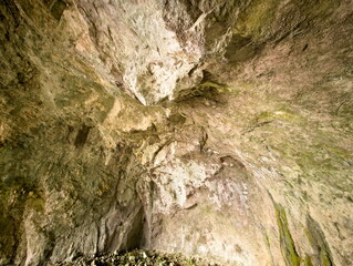 Interno di grotta naturale con pareti rocciose