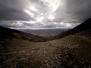Paesaggio montano al tramonto con foresta e pendii illuminati