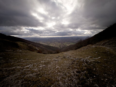 Paesaggio montano al tramonto con foresta e pendii illuminati