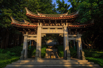 Obraz premium Traditional Chinese Temple Gateway at Quanzhou West Lake Park