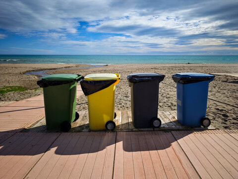 Grupo de contenedores de basura reciclable