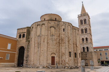 Obraz premium Zadar, Croatia - 10.23.2025: Church of St Donatus and Bell Tower in Zadar, Croatia