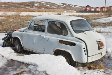 Fototapeta premium Old car in winter under the snow