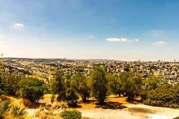 Obraz premium Panoramic view of the dead sea turquoise waters and the surrounding desert landscape from an overlook in Israel